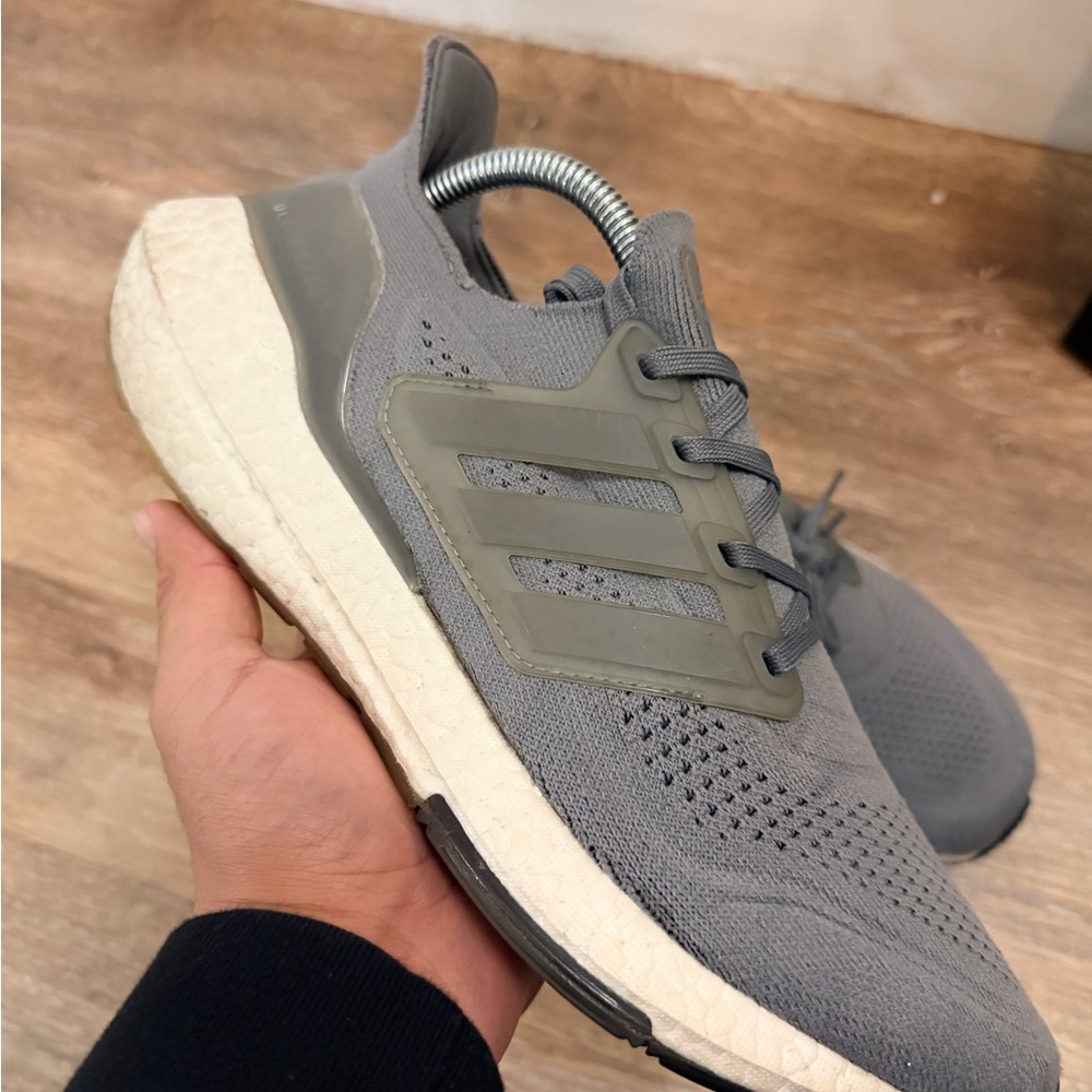 Adidas UltraBoost 21 Mens Sz 9Gray White Running Shoes Sneakers FY0381